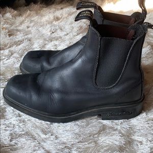 Black Blundstones